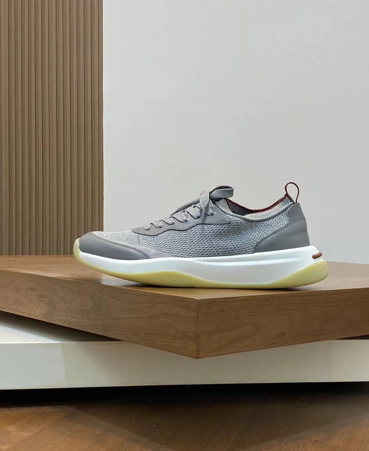 Factory price: 500💰Loro men's shoes💰iana/nuoyoupiana 410 L men's shoes💰 Walk Wish men's sneakers. This sneaker redefines the iconic 360 L men's shoes from a modern perspective💰, using a new shape and a wider silhouette design to create an extraordinary comfortable wearing experience. The ultra-light sole creates a charming modern aesthetic, with a classic slip-on construction and extra laces to wrap your foot for comfort. Smooth calfskin and wool pique knit uppers are paired with a combination suede calfskin lining and logo calfskin foot pads for ultimate comfort and breathability. The toe is inlaid with soft suede embellishments, the heel has contrasting line details, and is matched with an EVA foam and rubber outsole. The upper foot is light, soft and shock-absorbing, making it suitable for daily wear in all seasons. Comes with a full set of original packaging and complete information! Size: 39-44 (45, 46 can be customized)